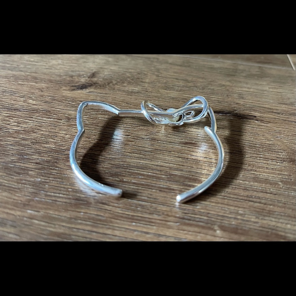 HELLO KITTY-NWT Silver Tone Cuff with Faux Pearl - Picture 4 of 11